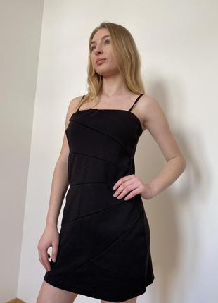 Класична чорна сукня
