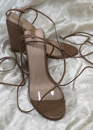 Босоніжки на зав'язках