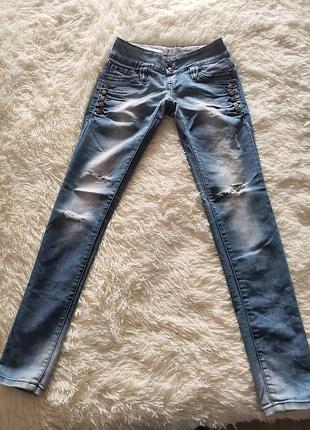 Джинси жіночі з прорізами на колінах 26р.