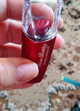 Елегантна помада для губ