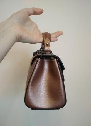 Невелика і в теж час містка шкіряна сумочка шикарного бронзового кольору.2 фото