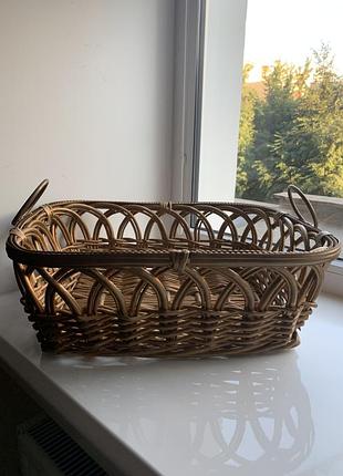 Плетений  інтер'єрний  кошик, з залізними ручками, короб
