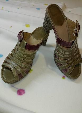 Шикарні шльопанці на підборах4 фото