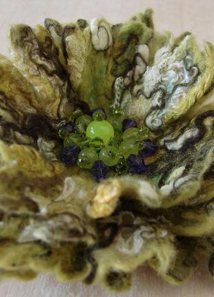 Брошь-цветок валяная, вышитая бусинами и кристаллами2 фото