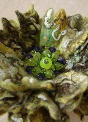 Брошь-цветок валяная, вышитая бусинами и кристаллами3 фото