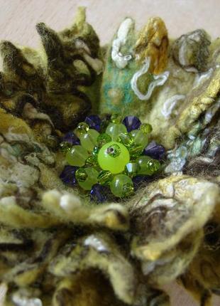 Брошь-цветок валяная, вышитая бусинами и кристаллами5 фото