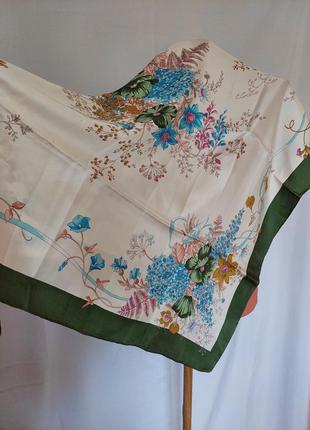 Шелковый платок в нежный цветочный принт* шов роуль( 86 см на 88 см)