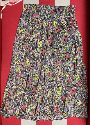 Яскрава різнокольорова спідничка