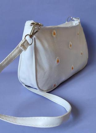 Белая сумочка с ромашками2 фото