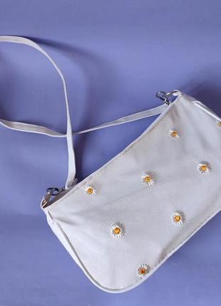 Белая сумочка с ромашками4 фото