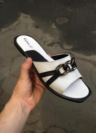 Жіноче взуття