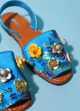 Брендові шкіряні 💙 босоніжки з вишивкою та квітами 💙💛