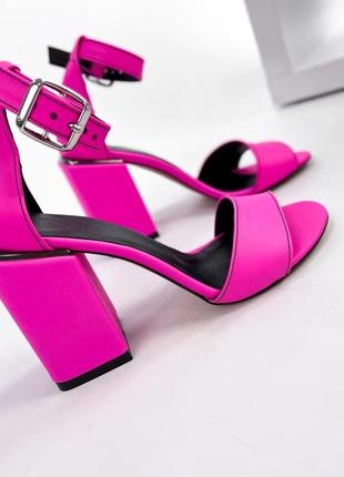 Натуральная кожа яркие стильные босоножки на каблуке с закрытой пяткой розовые