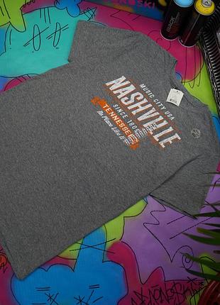 Меланжева футболка з принтом