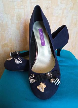 Туфлі з прикрасою брошкою/босоніжки/тапочки/сабо/шльопанці/спідниця/джинси/плаття/кросівки/сумка