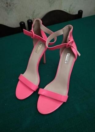 Стильные босоножки linzi