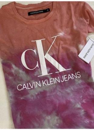 Яскрава футболка calvin klein s