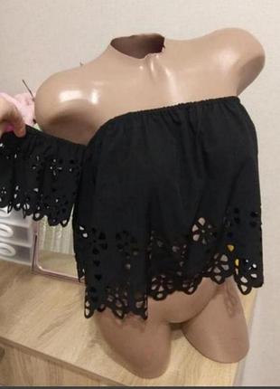 Ошатна річна блуза футболка на плечах