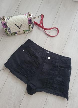 Рваные джинсовые шорты missguided s-m