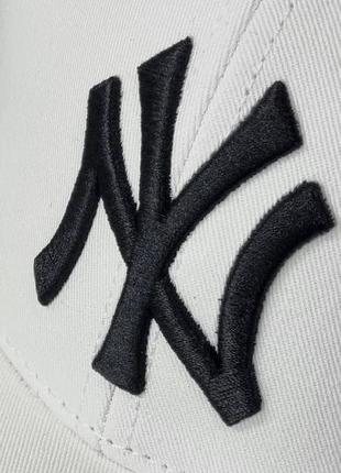 Женская белая бейсболка new era new york yankees4 фото
