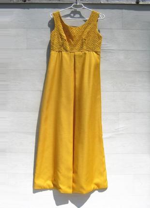 Длинное вечернее жёлтое платье из плотной ткани