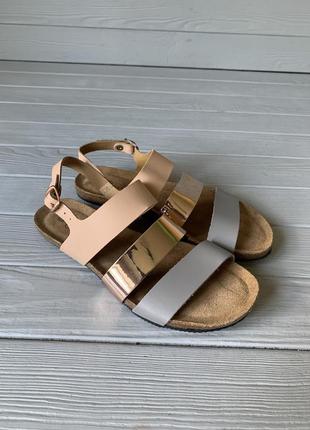 Босоніжки, сандалі