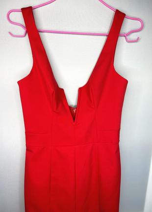 Шикарне червоне плаття з гарним вирізом на грудях