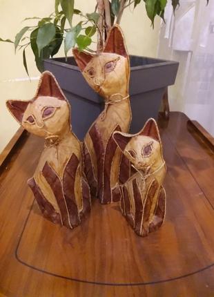 Кошки ,семья ,дерево таиланд ,есть большая коллекция