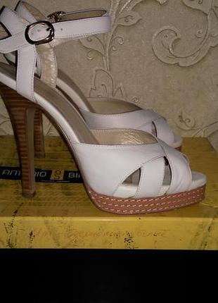 Стильні босоніжки