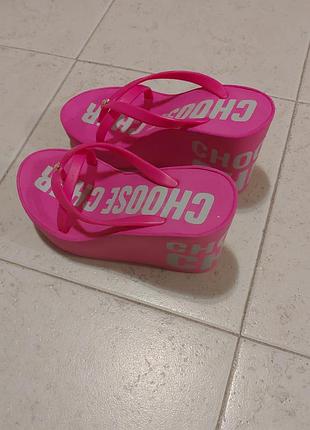 Женские шлепанцы на массивной подошве