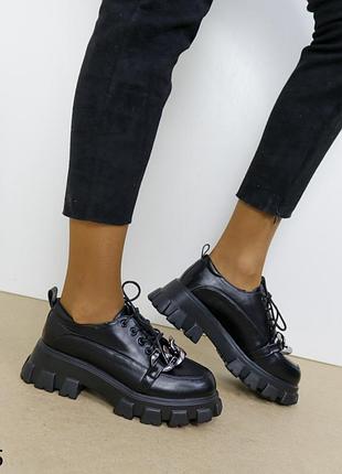 Демисезонные туфли с цепью