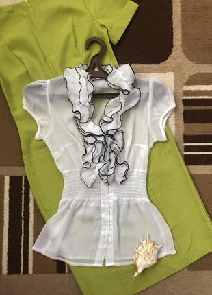 Приталена біла блуза з коротким рукавом