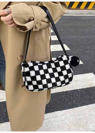 Модна чорно-біла сумка з підвіскою стильна жіноча сумочка зі штучним хутром 3124