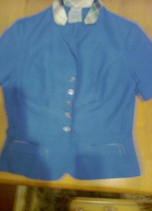 Оригінальний синій піджак на ґудзиках. германія