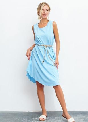Блакитна сукня-трапеція з округленим низом