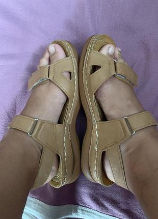 Босоніжки, сандалі