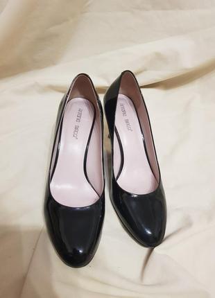 Черные лаковые классические туфли 39р на каблуке antonio biaggi