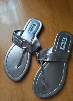 Нові фірмові шльопки