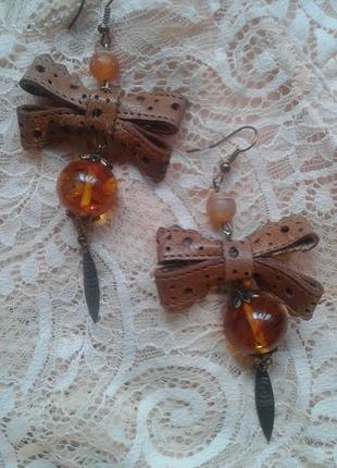 Сережки-бантики з натуральної шкіри і бурштину