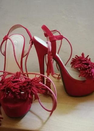 Туфли на высоком каблуке