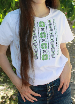 Біла белая футболка з зеленим орнаментом жіноча вишита патріотична літня вишиванка женская патриотическая майка вышитая летняя вышиванка