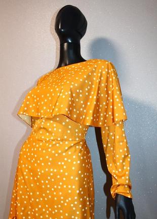 Гірчічна сукня з воланом в гороховий принт рюш оборки довгий рукав плаття в горошок7 фото