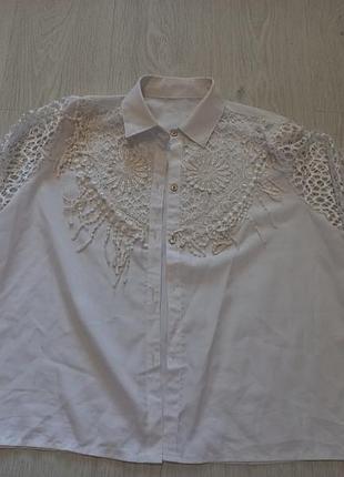 Белая блуза с кружевом