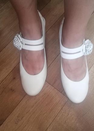 Ошатні жіночі білі шкіряні туфлі marco 39-40 р.(6)9 фото