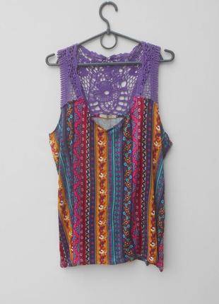 Летняя трикотажная блузка из вискозы с кружевом