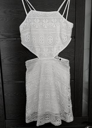 Красивое кружевное платье с вырезами на боках1 фото