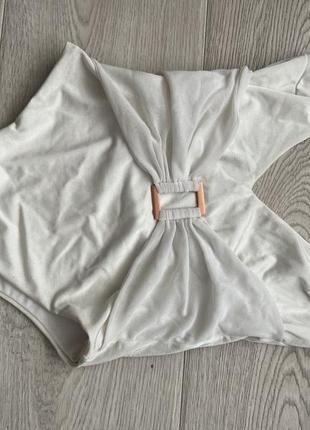 Купальник сплошной с глубоким вырезом