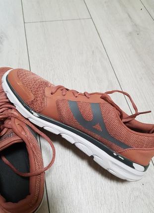 Кросівки жіночі