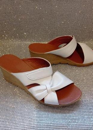 Шкіряні шльопанці жіночі на танкетці