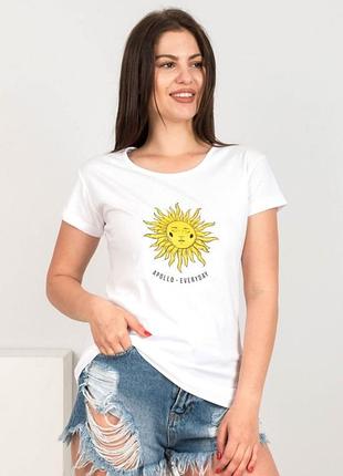 Стильная белая футболка с рисунком надписью